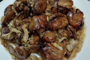 Запеченная в духовке куриная печень: быстрое, питательное и недорогое блюдо, которое понравится всем.
