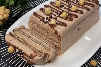 Невероятно вкусный торт-мороженое с вафлями, который можно приготовить всего за 3 минуты из 3 ингредиентов.