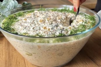 Этот салат с курицей и арахисом станет вашим любимым – сливочный и готовится всего за считанные минуты.