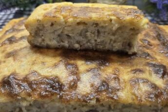 Пирог с начинкой из рубленого мяса, готовый за 10 минут: быстрый и недорогой обед, который понравится всем.