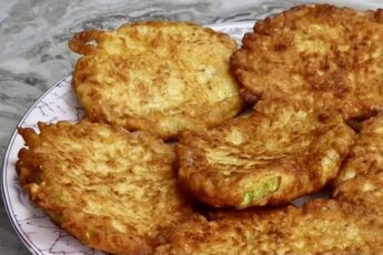 Кабачки вкуснее мяса: хрустящий рецепт с сыром и сливочным соусом, который все просят приготовить.