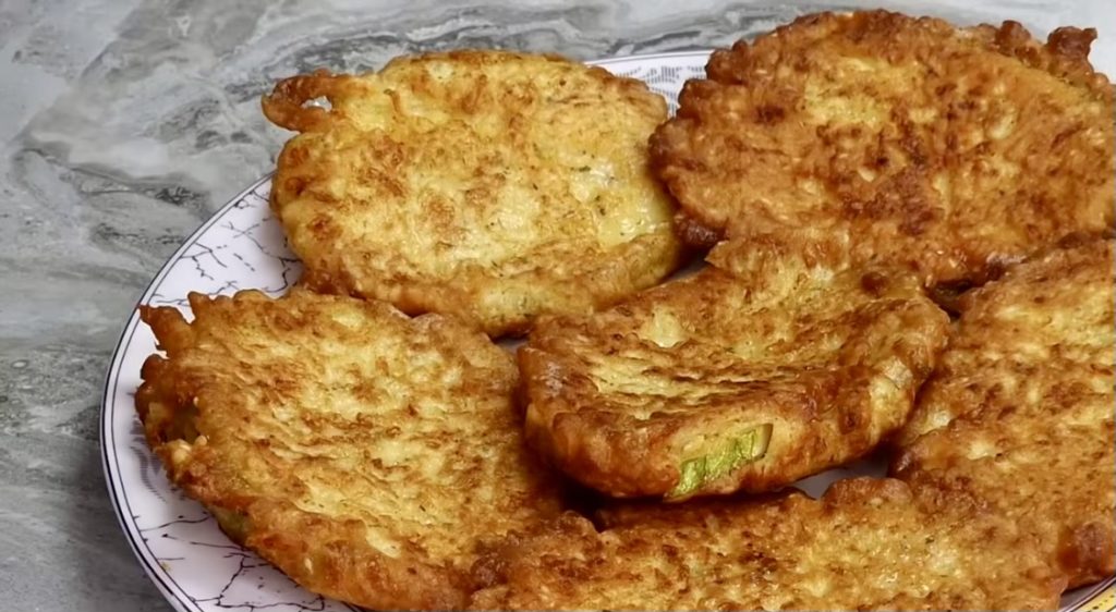 Кабачки вкуснее мяса: хрустящий рецепт с сыром и сливочным соусом, который все просят приготовить.