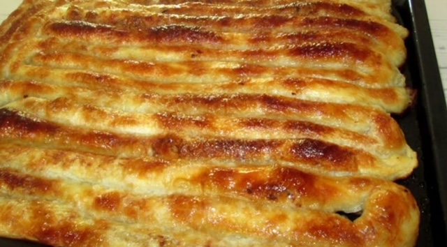Домашний, восхитительный, сочный картофельный пирог… очень вкусное и нежирное блюдо, вы будете облизывать пальцы…