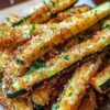Хрустящие кабачки с чесноком, запеченные до совершенства… Не можем нахвалиться, они невероятно вкусные!