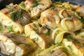 Быстрее и вкуснее любых котлет: как приготовить потрясающе сочную рыбу с луком всего за 15 минут