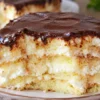Тот самый вкус из маминой тетрадки: выпекаю один пласт и разделяю на 4 коржа — мягкий бисквитный торт с заварным кремом